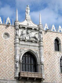 L ingresso più importante si trova subito a destra dell entrata della Basilica de San Marco e si chiama Porta della Carta, detta così perché vicino si trovavano gli Archivi di Stato.