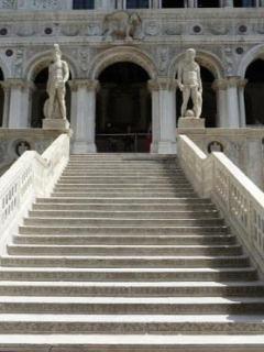 monache del convento de San Zaccaria, e il prezioso corno ducale, ornato da pietre preziose. Per salire al loggiato del primo piano si sale la Scala dei Censori e si prosegue verso destra.