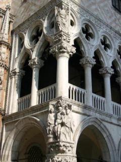 Segue la Sala Grimani, detta così per lo stemma Grimani, che si riconosce nel mezzo del soffitto ligneo.