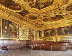 suto nel 1500. Sul soffitto ligneo, intagliato e dorato, si vede il dipinto del Tintoretto, che raffigura Il doge Girolamo Priuli ornato con i simboli della Giustizia e della Pace.