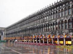 PROCURATIE Piazza San Marco ha la forma di trapezio ed è circondata su tre lati da imponenti edifici con portico al piano terra, le Procuratie, dette così perché qui, in origine, abitavano i