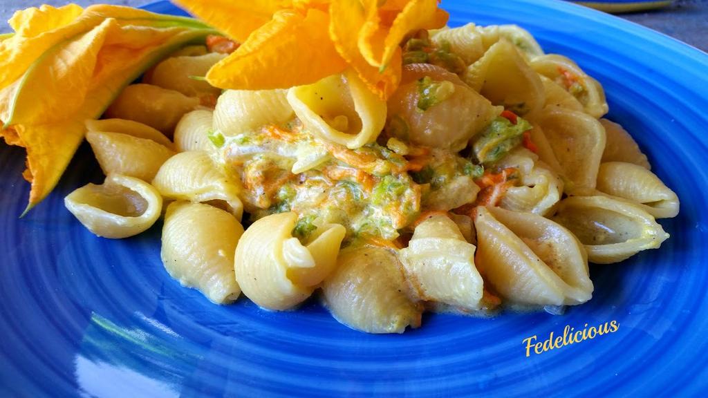 Conchiglie alla Carbonara con Fiori di Zucca Questa è la stagione ideale per usare i fiori di zucca in cucina, non hanno un sapore deciso per questo si adattano perfettamente ad ogni