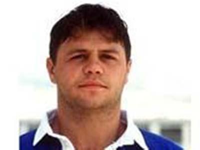 Massimiliano Capuzzoni è cresciuto nell AS Rugby Milano, club nel quale entrò all età di 12 anni nel 1981 e con il quale esordì in campionato, nel 1991 passò ai Lyons, club piacentino.