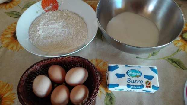 Per il pan di spagna: 5 uova a temperatura