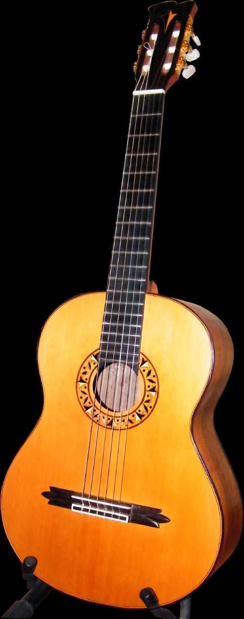 SERROT Chitarra Classica La chitarra classica qui proposta è un modello tradizionale di scuola spagnola.