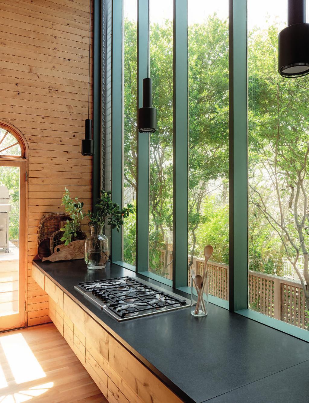La cucina in legno di cedro ha il piano di granito;