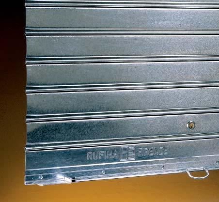 avvolgibile (Art. 0104) realizzata con manto chiuso in acciaio zincato.