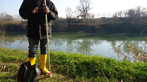 Numero: 12000 Comune di SIGNA Stazione: 12000 Provincia di FIRENZE Data: 01 Dicembre Picchetto in legno con bandella su terra, sopraciglio Fiume San Donnino