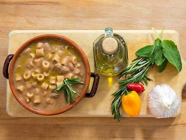 I Principi della Dieta Mediterranea Gli alimenti di base sono: Olio extravergine di oliva; Abbondanti