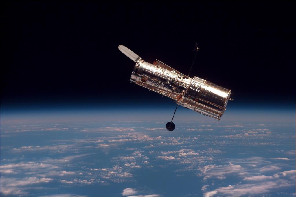 IL TELESCOPIO HUBBLE Il telescopio Hubble (HST) è stato concepito per