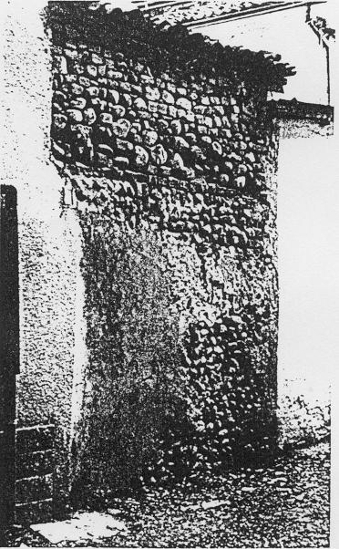 61), quello di via Don Tealdi (scheda n. 68), il muro di recinzione di via Perinzia (scheda n.