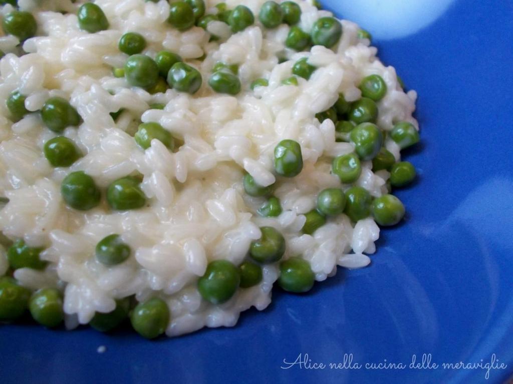 RISOTTO AI PISELLI E PANNA Ingredienti per 2 persone: 150 g piselli surgelati 20 g burro 8 cucchiai di riso acqua bollente salata q.b. 50 ml panna fresca Sciogliere il burro in una padella e unire i piselli surgelati.