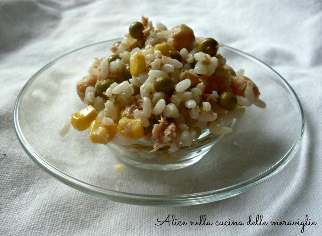 INSALATA DI CEREALI CON LEGUMI Ingredienti per 2 persone: 5 cucchiai di mix di cereali (riso, miglio, grano saraceno) 120 g ceci precotti 120 g piselli 70 g mais 50 g tonno in scatola succo di limone