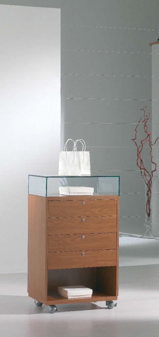 cristallo temperato. The laminato light standard showcase are provided with tempered glass.