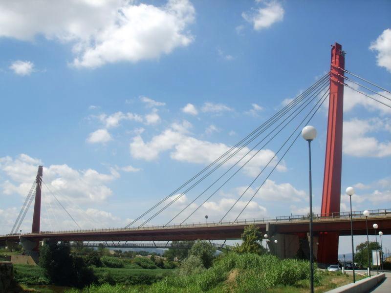Figura 8- Ponte di Normandia in Francia. Ponti strallati Un ponte strallato è un ponte di tipo "sospeso" nel quale l'impalcato è retto da una serie di cavi (gli stralli) ancorati a piloni di sostegno.