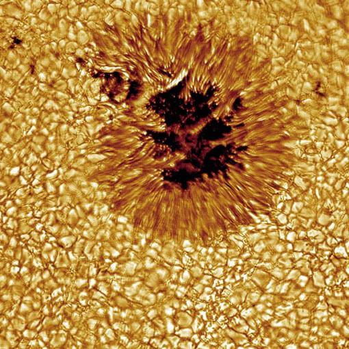 Macchie solari Una macchia solare è una regione della superficie del Sole (la fotosfera) che è distinta da una temperatura minore dell'ambiente circostante, e da forte attività magnetica.