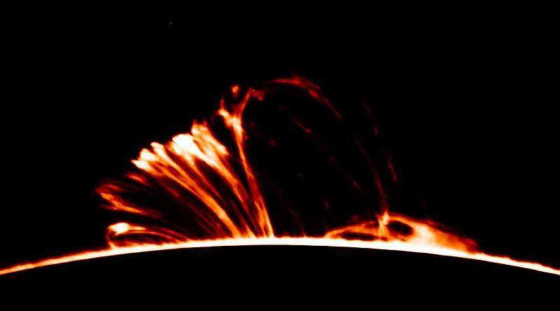 Protuberanze: Sono enormi e luminosi getti di plasma solare che, partendo dalla cromosfera, si estendono nella zona della corona solare allontanandosi per migliaia di chilometri, spinto dalle forze