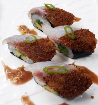sushi Gli ingredienti sono moltissimi, a partire dalle verdure e dai tipi di pesce che si possono usare. Ma non solo. Io ad esempio preparo anche i roll di sushi dolce, con mascarpone e nutella.