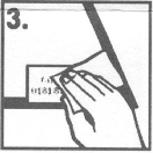 3. Apporre lo stencil nel punto del cristallo indicato nelle istruzioni, premendolo sullo stesso cristallo con la carta protettiva, per evitare il contatto delle dita