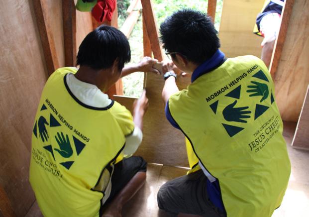 I volontari costruiscono rifugi temporanei dopo il passaggio del tifone Haiyan nelle Filippine, 2013.