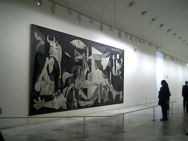 Guernica Guernica è dedicato al bombardamento tedesco dell'omonima cittadina basca da parte della Legione Condor, corpo volontario composto da elementi della tedesca Luftwaffe, il 26 aprile 1937.