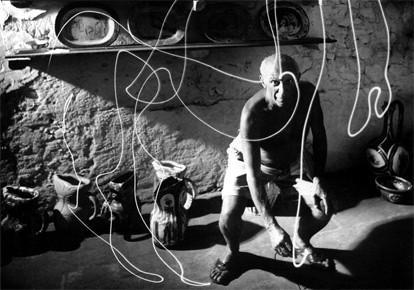 Era il 1949, nel pieno dell epoca d oro delle grandi riviste di fotogiornalismo, quando Gjon Mili incontrò Pablo Picasso nel sud