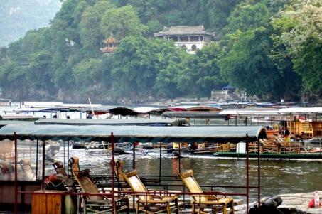 Seconda colazione a bordo. Sbarco al villaggio di Yangshuo e sosta al mercatino locale. Rientro a Guilin.