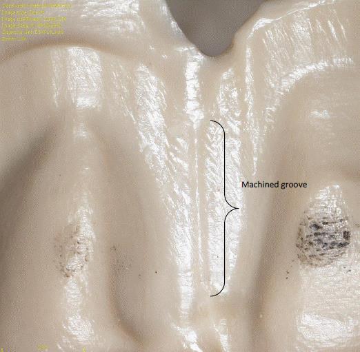 Scanalature di fresaggio: Le scanalature taglienti possono danneggiare la struttura JUVORA Gerüst (necessario arrotondarle).