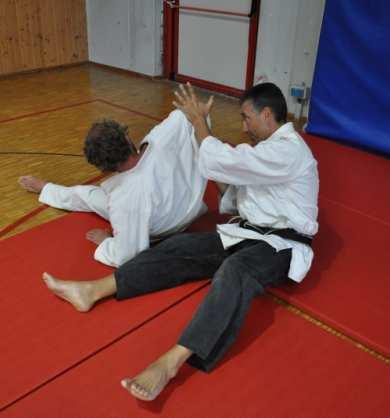 16 Tecnica: Ikkyo Uke, in uscita dal controllo doloroso precedente, ruota il proprio corpo in senso