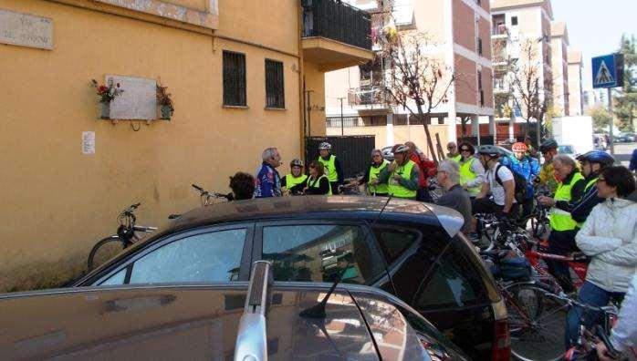 parzialmente rivestito di marmo, al di sopra un corpo in metallo vuole