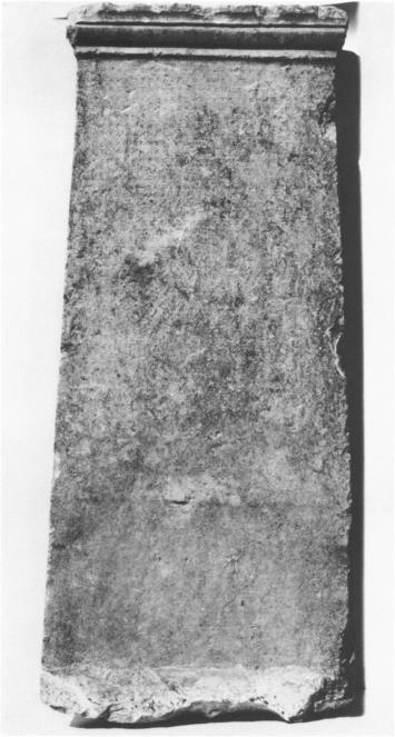 Fig.17 Stele ritrovata nell Aglaurion da Dontas nel 1980 (da DONTAS 1983).
