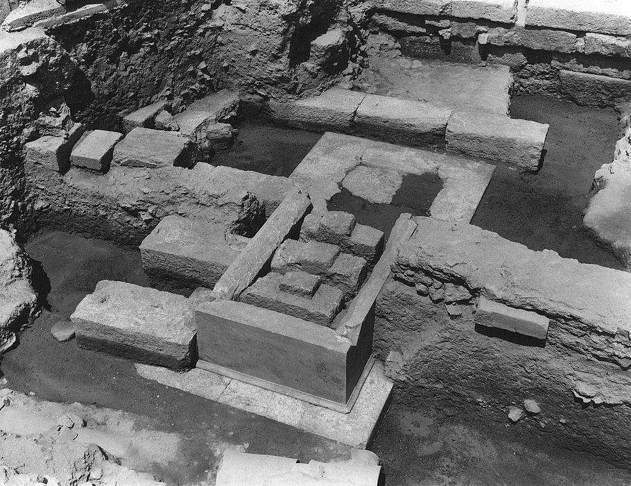 3.4 Il culto di Egeo nell agora del Ceramico. Il Leokorion non sembra essere l unico santuario destinato al culto di uno degli eroi eponimi nell agora del Ceramico.