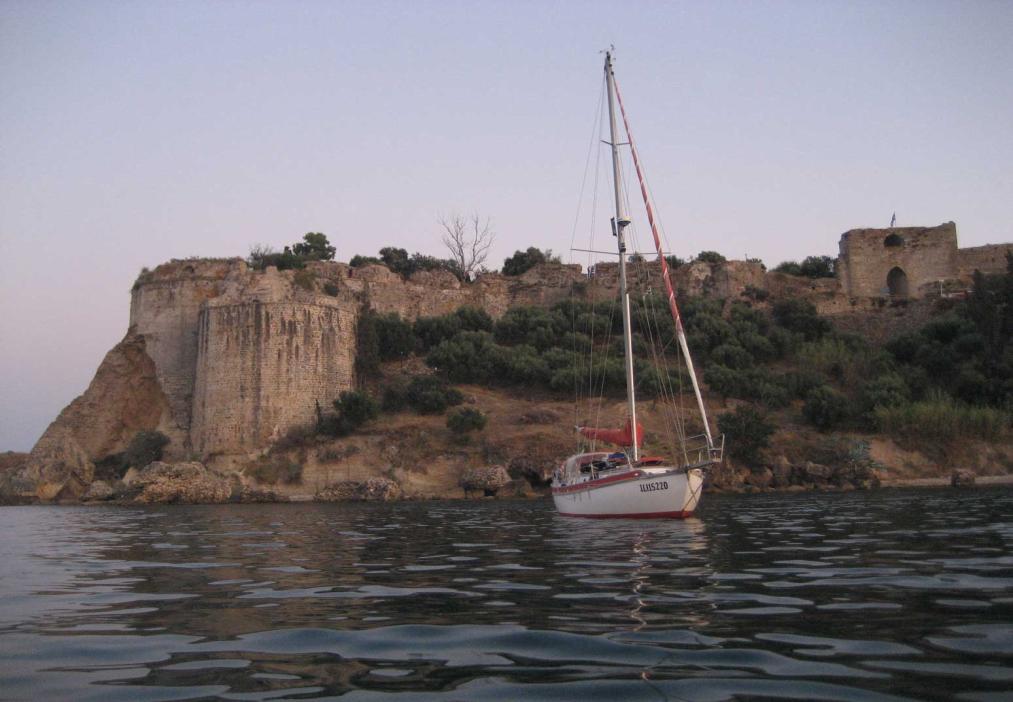 ) Il nostro viaggio di avvicinamento al mare Egeo procedeva tranquillamente con mare calmo, venti favorevoli e bellissimi luoghi da visitare, consapevoli che