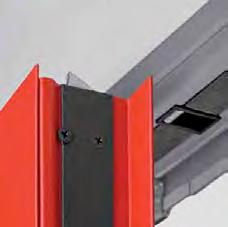 acciaio che riscontra nell apposita controbocchetta inferiore - Controbocchetta inferiore (boccola a pavimento) in plastica autoestinguente nera, per porta senza battuta inferiore