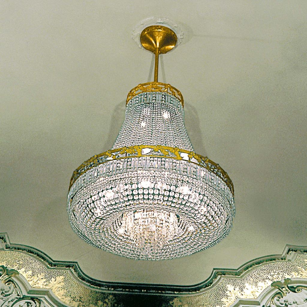 Mod. 836/1362 Lampadario stile impero in ottone dorato in oro fino patinato antico, con foglie francesi e cristalli strass Swarovski di 1 a scelta.