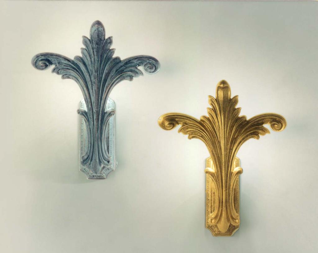 Riflettore montato su snodo. Wall lamp made of solid brass with movable reflector. Finishings: antique gold coloured or antique green coloured: It is available also with gold plated finishing (mod.