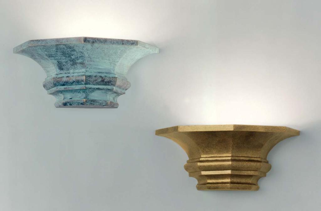 Finiture: color verde antico - color oro antico. Wall lamp made of solid brass with antique gold coloured or antique green coloured finishing. It can be provided with halogen bulb. h. (height) cm.