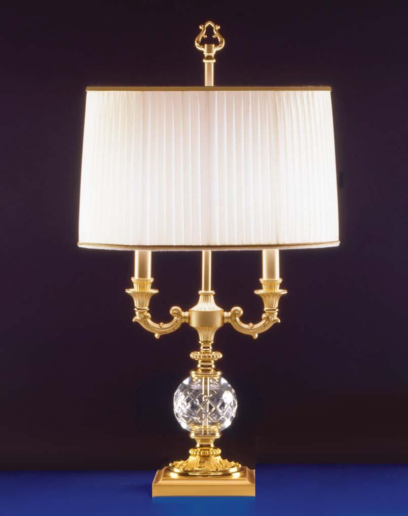 Mod. 1586 + P. 1586 Lampada da tavolo in fusione di ottone dorata in oro 24 kt. con colonna in vetro sagomato. Paralume pieghettato color beige con settori color tabacco.