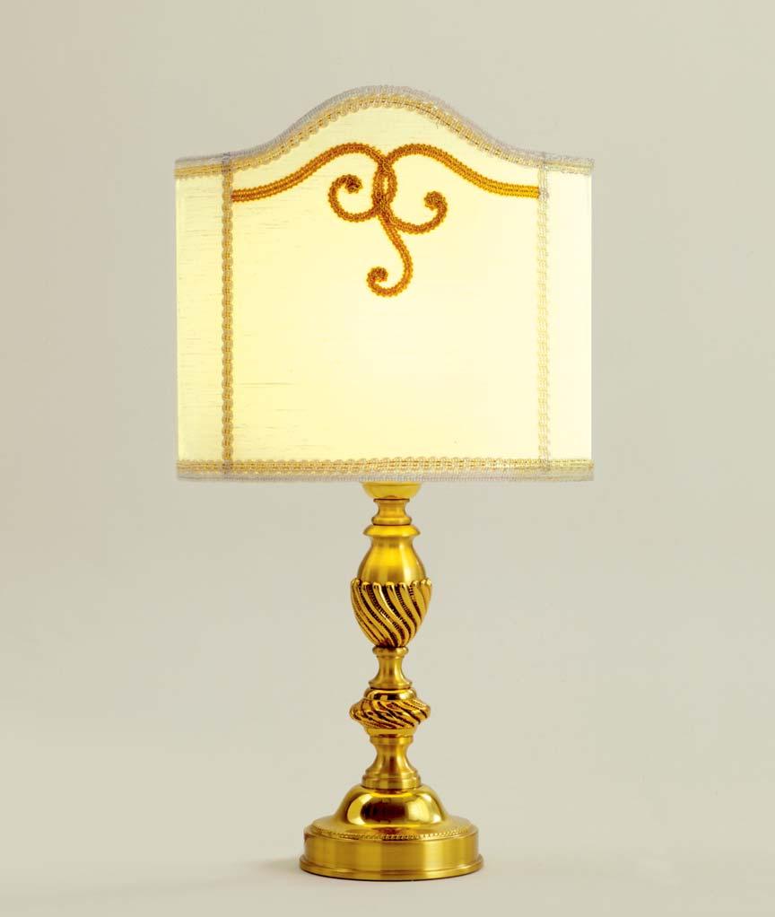 Mod. 1247 + P. 1247 Lampada da comodino in ottone cesellato a mano e dorato in oro fino patinato antico. Paralume in shantung color avorio.