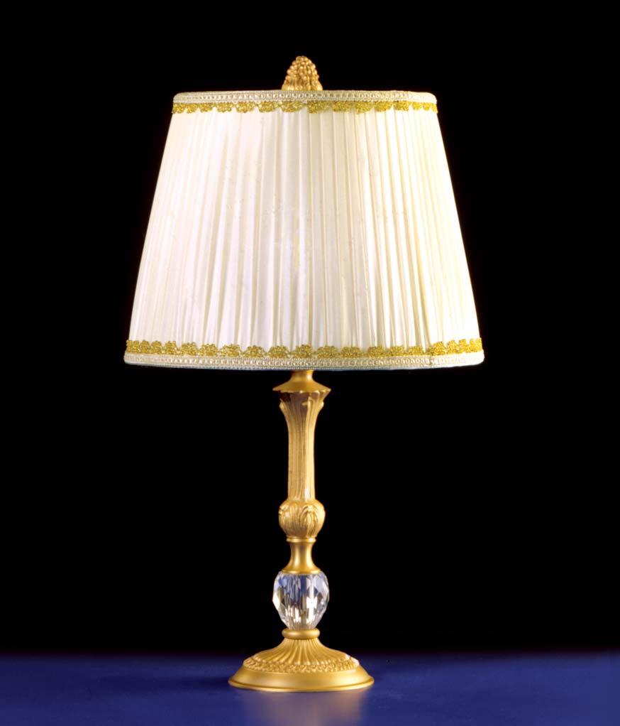 Bedside lamp made of patinated fine gold-plated brass with hand-chiselled cast details. Shade made of ivory coloured shantung. h. (height) cm. 40 base (basis) cm. 9,5 paralume (shade) cm. 22X 14,5 1.