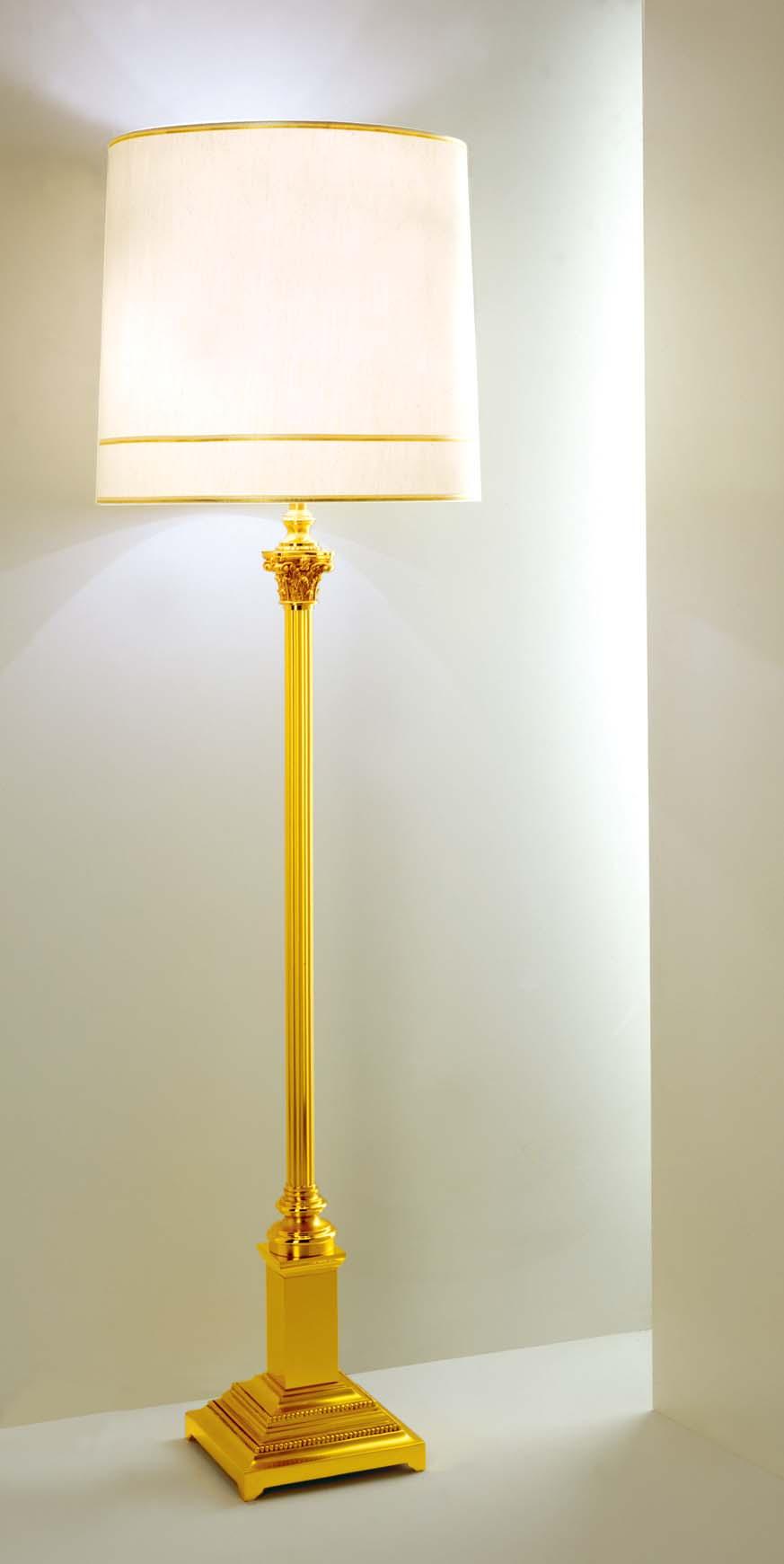 1600 Lampada da terra in fusione di ottone dorato in oro fino, con paralume plissettato color avorio. Studiata per fornire luce diretta e indiretta, ad accensione indipendente.