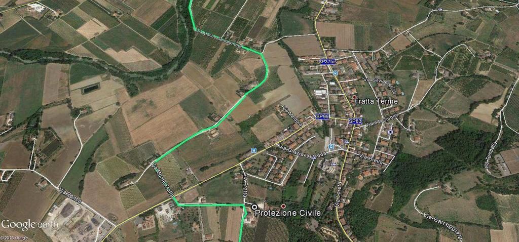 quando a destra prendiamo la carrareccia, in leggera salita, che dopo altri 700m ci porterà sulla SP 99; attraversiamo la strada e continuiamo diritti per 200m fino a via Fratta e al centro