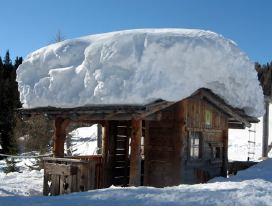 CARICO NEVE SULLE COPERTURE EFFETTI LOCALI Neve aggettante dal bordo di una copertura In località poste a quota superiore a 800m sul livello del mare, nella verifica delle parti di copertura a