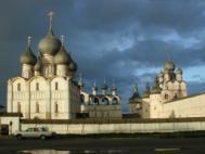 Sosta lungo il tragitto per la visita al monastero di Serghijev Posad (60 km da Mosca), soprannominato 'Vaticano Russo'', in quanto sede