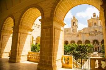 2 maggio Mdina, Rabat e Mosta La visita inizia con la visita dei giardini botanici di San Anton e la chiesa rotonda di