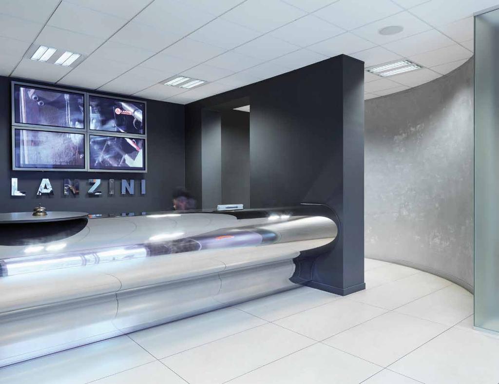 Il front-office, con elegante bancone in acciaio inox lucido e calandrato con video informativi alle