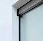 : Vitro comprende anche elementi verticali che adattano il controtelaio allo spessore ridotto della porta tutto vetro