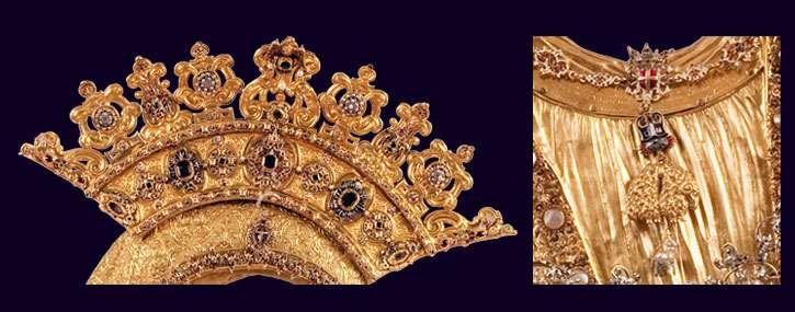 La corona della Vergine, con terminazioni a giglio, è un vero capolavoro di oreficeria, dove monili, gemme, smalti, oro e perle sono sapientemente incastonati.