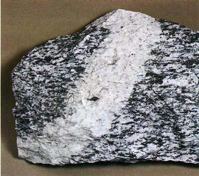 Rocce filoniane molto diffuse intorno a plutoni granitici sono le apliti, caratterizzate da indice di colore molto basso (rocce leucocratiche) e mineralogia propria