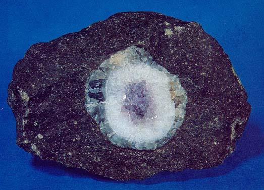 Geode ancora inclusa nella roccia basaltica originaria Nelle fasi finali del raffreddamento dei magmi i gas possono